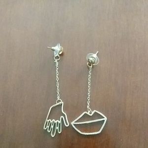 🌺 4/$25 Gold Hand and Lips Earrings